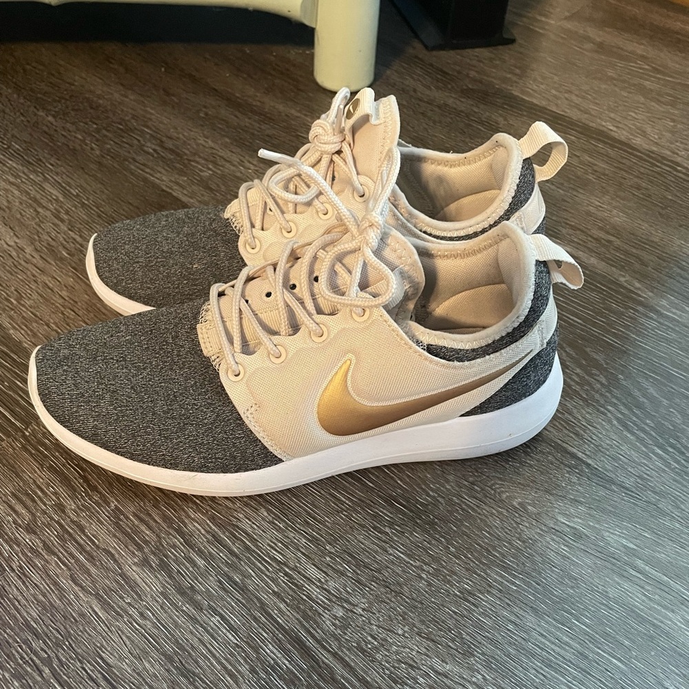 Nike Two Tone Tennis Shoes 6.5 EUC